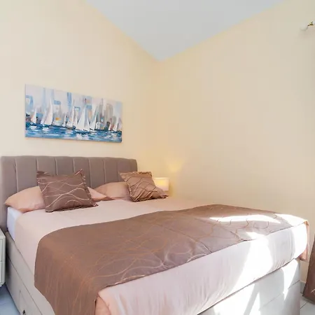 Apartment Beautiful In Okrug Donji With Wifi *