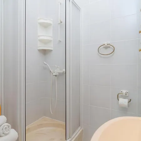 Apartment Beautiful In Okrug Donji With Wifi *