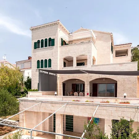 Apartment Beautiful In Okrug Donji With Wifi Donji Okrug (Ciovo)