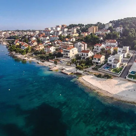 Beautiful In Okrug Donji With Wifi